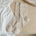 Beige opengewerkte kuitkousen met delicate kantranden en wit knoopdetail voor dames - Eén maat / Khaki