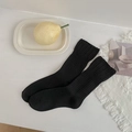 Klassische schwarze gerippte Baumwollsocken mit elastischen Bündchen im minimalistischen Look - Einheitsgröße / Schwarz