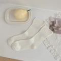 Minimalistische weiße gerippte Socken aus atmungsaktivem Mesh-Baumwollstoff - Einheitsgröße / Weiß