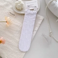 Süße weiße Söckchen aus Spitze mit Blumenmuster und gewelltem Saum in Geschenkverpackung - Einheitsgröße / Weiß