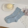 Hellblaue Strick-Socken mit vertikalen Rippen und zarten Rüschenbündchen für Damen - Einheitsgröße / Blau