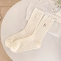 Ribbed cream white mid-calf socks featuring a triangular letter label and soft texture - One Size / White