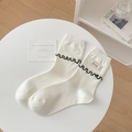Calcetines blancos de algodón con líneas onduladas negras y parche vintage, estilo minimalista - Talla única / Blanco