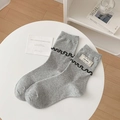 Calcetines de algodón gris claro con bordes ondulados negros y etiqueta KIKI SOX - Talla única / Gris