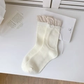 Calze bianco crema con bordi a balze rosa e un delicato dettaglio in fiocco di raso - Bianco
