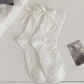 Weiße Söckchen mit 3D-Bärenmuster und einer zarten Schleife aus Seidenband - Einheitsgröße / Gebleichtes Weiß