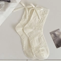 Cremeweiße Wadenstrümpfe mit 3D-Bärenmustern und eleganten Satinschleifen-Details - Einheitsgröße / Creme