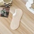 Women's beige low-cut no-show socks with vertical ribbed texture and non-slip silicone - One Size / Khaki
