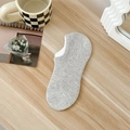 Light gray low-cut invisible socks with vertical knit ribbing and non-slip silicone grip - One Size / Light Gray