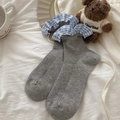 Chaussettes grises côtelées avec bordure à volants à carreaux bleus et décor doux - Taille unique / Gris