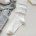 Chaussettes hautes blanches style ballet à côtes avec triples volants pour femmes - Taille unique / Tout Blanc