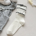 Japanische weiße Socken mit dreilagigem schwarzem Wellenrand und Strickstruktur - Einheitsgröße / Weiß mit schwarzem Rand