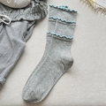 Japanische Crew-Socken in Hellgrau mit blauen Rüschenkanten und feiner Rippenstruktur - Einheitsgröße / Grau