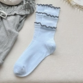 Hellblaue Rüschensocken mit grauem Saum und vertikalem Rippmuster im Ballett-Stil - Einheitsgröße / Blau