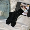 Schwarze Crew-Socken mit weißen Punkten und atmungsaktiver Mesh-Struktur auf Laken - Einheitsgröße / Schwarz