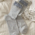 Chaussettes bleues en tricot avec bords à volants et texture à côtes verticales - Taille unique / Gris (Mélange Rayé)