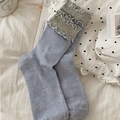 Chaussettes bleues rayées à volants gris dans un décor intérieur douillet - Taille unique / Bleu Gris Patchwork (Rayé)