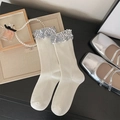 Beigefarbene Rippstrick-Wadenstrümpfe mit silbernen Pailletten für einen eleganten Look - Weiß