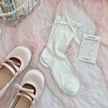 Weiße ausgehöhlte Strick-Socken mit eleganten rosa Satinschleifen und flachen Ballerinas - Punkt-Lochmuster-Stil
