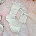 Elegante cremeweiße Socken mit Ajourmuster und Schleifenakzent in Wadenlänge - Herz-Ausschnitt-Stil