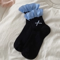 Schwarze Socken mit blauem Karo-Rüschensaum und einer zarten hellblauen Schleife - Einheitsgröße / Schwarz