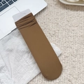 Chaussettes marron côtelées en velours avec carte sur dentelle blanche et tapis beige - Taille unique / Café