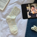Chaussettes blanches à motifs cœurs bleus dans un décor lifestyle confortable - Taille unique / Blanc Cassé