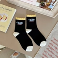 Chaussettes japonaises en coton noir avec bordure jaune à froufrous et broderie tasse bleue - Noir avec Motif Tasse à Café