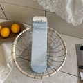 Hellblaue Socken mit Schmetterlingsmuster und Rüschenrand in gemütlicher Heimkulisse - Einheitsgröße / Blau