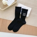 Schwarze Socken mit Regenbogen-Garn, Kirsch-Stickerei und verspielten Rüschenbündchen - Schwarz (Kirschstickerei)