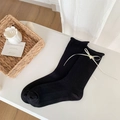 Chaussettes noires en maille torsadée avec ruban blanc et petite fleur de rose décorative - Taille unique / Noir