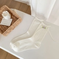 Chaussettes en tricot crème avec motif torsadé, fleur 3D mauve et nœud en ruban - Taille unique / Blanc