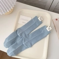 Chaussettes mi-hautes côtelées bleu clair avec étiquette cœur, style épuré à plat - Taille unique / Bleu