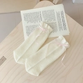 Chaussettes en résille crème avec nœuds roses et texture tricotée ajourée élégante - Taille unique / Blanc