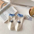 Niedliche cremeweiße Baumwollsocken mit Koala-Stickerei und farbigem Punktmuster - Blaue Manschette (MYH57)