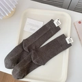 Chaussettes mi-mollet gris foncé minimalistes avec étiquette blanche sur plateau blanc - Taille unique / Café
