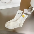 Weiße Baumwollsocken mit 'WHAT A NICE DAY' Schriftzug und gelbem Smiley-Muster - Weißer Smiley