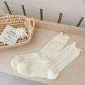 Calcetines infantiles de algodón calado transpirable en blanco roto con puños de volante - Talla única / Blanco