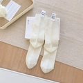 Cremefarbene Strick-Rippsocken mit Buchstaben-Aufnäher und blauem Smiley-Icon - Einheitsgröße / Weiß