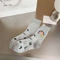 Hellgraue Baumwollsocken mit schwarzem Smile-Schriftzug und Regenbogen-Grafik-Print - Grauer Regenbogen