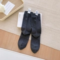 Dunkelgraue Crew-Socken mit modischem weißem Buchstabenschild und blauem Smiley - Einheitsgröße / Dunkelgrau
