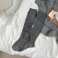 Calcetines de media pierna gris oscuro estilo ballet con brillo plateado sutil y punto - Talla única / Gris