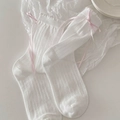 Süße weiße Rippstrick-Socken mit einer zarten rosa Bandschleife an der Ferse für Damen - Einheitsgröße / Weiß