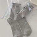 Graue gerippte Socken mit hellblauer Bandschleife im süßen japanischen JK-Stil - Einheitsgröße / Hellgrau