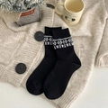Schwarze mittellange Stricksocken mit weißen nordischen Mustern im warmen Winterstil - Einheitsgröße / Vintage Schwarz