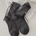 Süße graue Socken mit schwarzen Seifenbändern und elegantem Rüschenbesatz für Damen - Einheitsgröße / Dunkelgrau