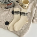 Cremeweiße Strick-Wadenstrümpfe für Damen mit schwarzem geometrischem Jacquard-Muster - Einheitsgröße / Retro Weiß