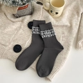 Dunkelgraue Strick-Crew-Socken mit weißen geometrischen Mustern und Rippenbündchen - Einheitsgröße / Vintage Grau