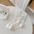 Calze bianche in maglia a spina di pesce con fiocchi blu e bordi a volant eleganti - Taglia unica / Bianco