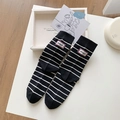 Calze classiche a righe bianche e nere con patch decorativa e finitura in maglia sportiva - Nero